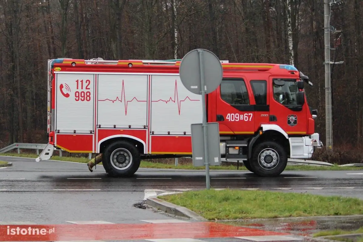 Śliska plama w pobliżu ronda przy ulicy Jeleniogórskiej w Bolesławcu