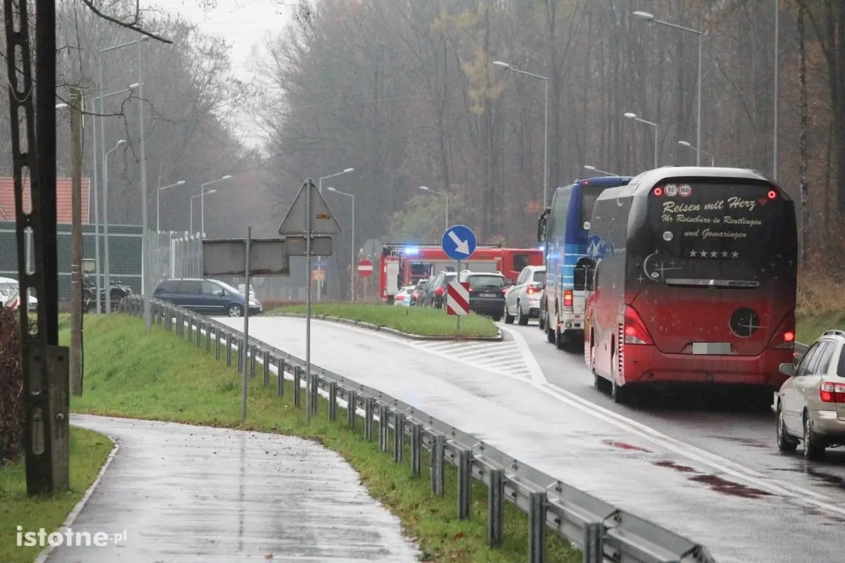 Śliska plama w pobliżu ronda przy ulicy Jeleniogórskiej w Bolesławcu