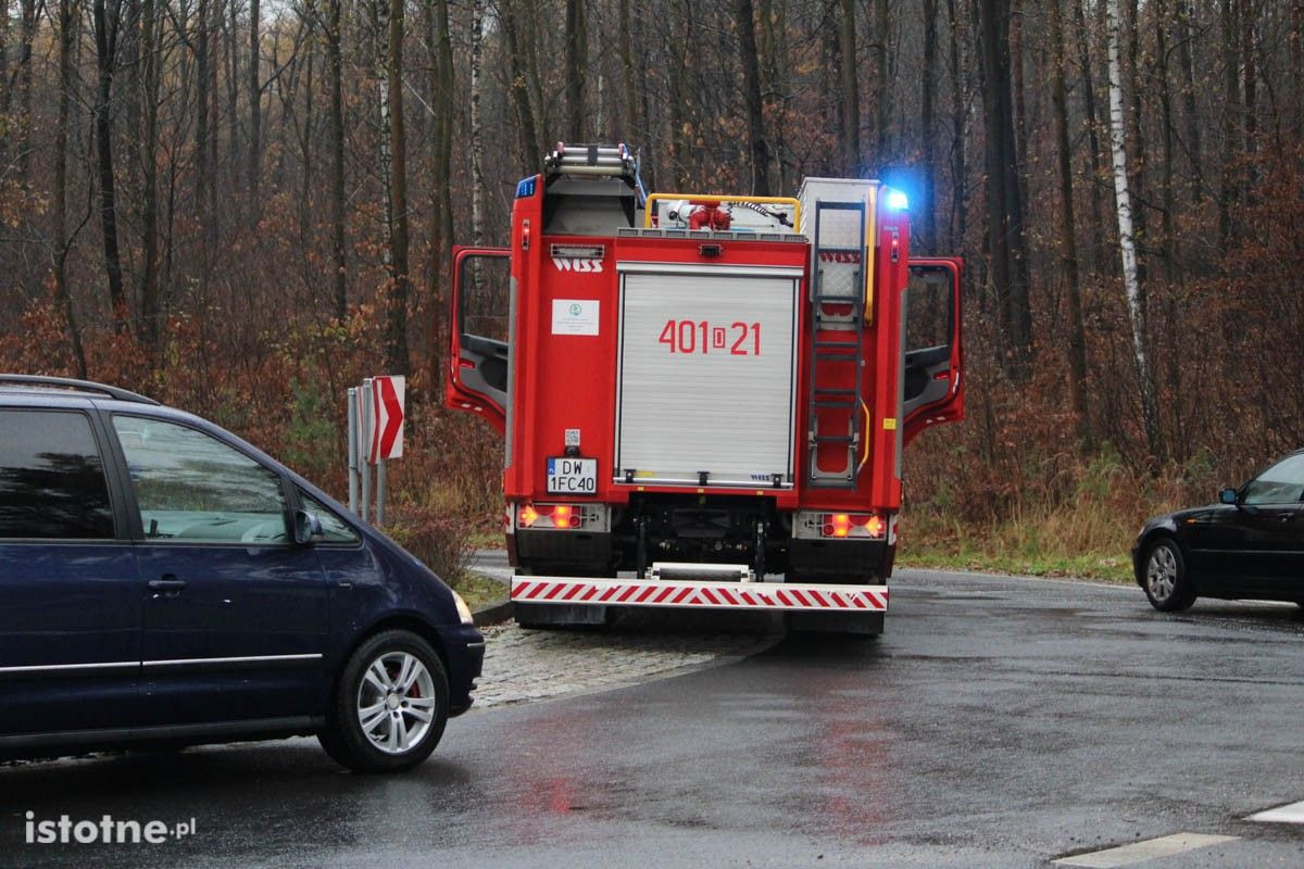 Śliska plama w pobliżu ronda przy ulicy Jeleniogórskiej w Bolesławcu