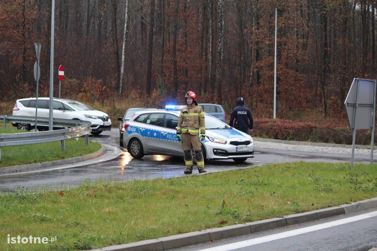 Śliska plama w pobliżu ronda przy ulicy Jeleniogórskiej w Bolesławcu