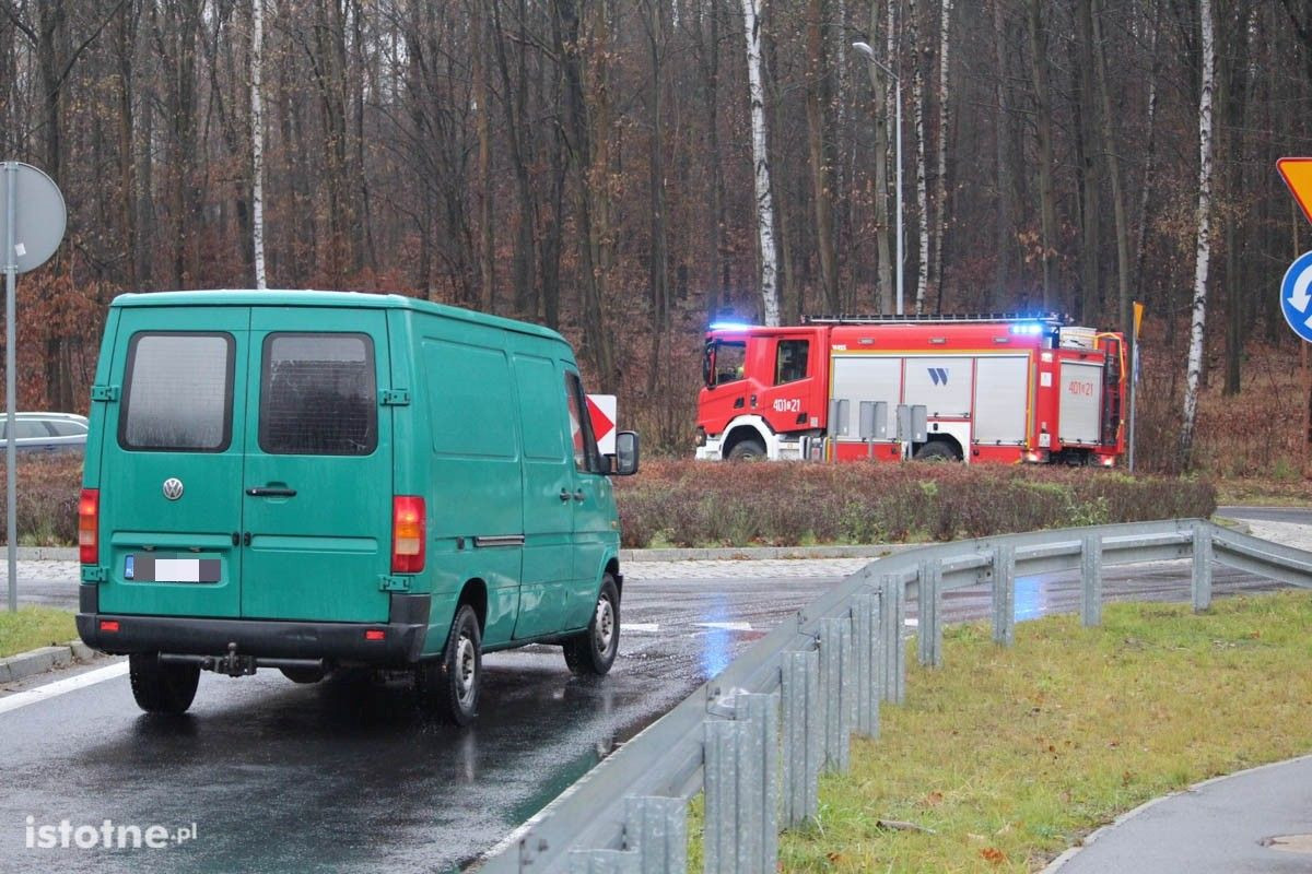 Śliska plama w pobliżu ronda przy ulicy Jeleniogórskiej w Bolesławcu