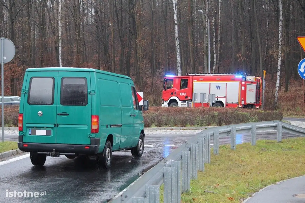 Śliska plama w pobliżu ronda przy ulicy Jeleniogórskiej w Bolesławcu