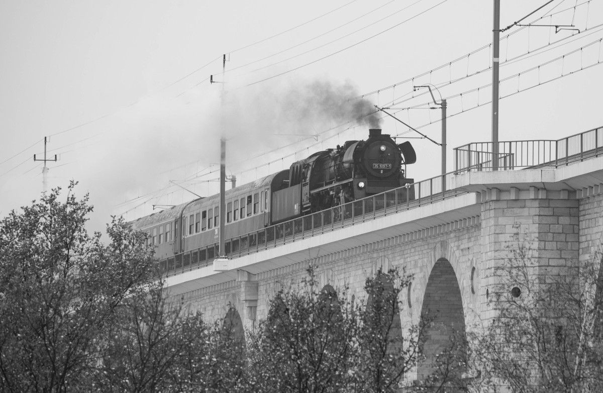 Zabytkowy niemiecki parowóz na bolesławieckim wiadukcie