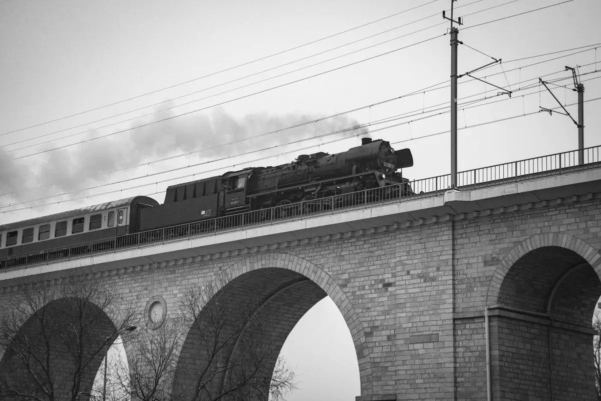 Історичний німецький паровоз на віадуці в Bolesławiec