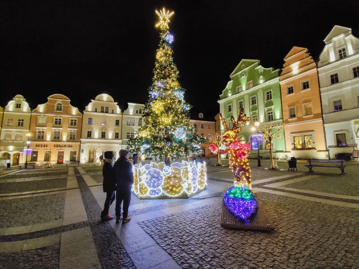Святкові прикраси на площі в Bolesławiec