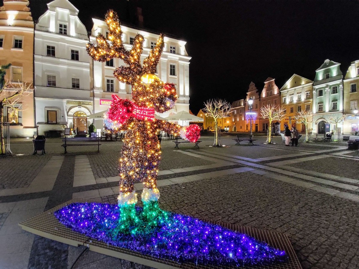 Świąteczne ozdoby na bolesławieckim rynku