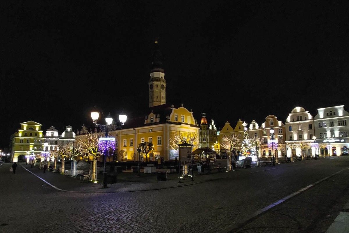 Świąteczne ozdoby na bolesławieckim rynku