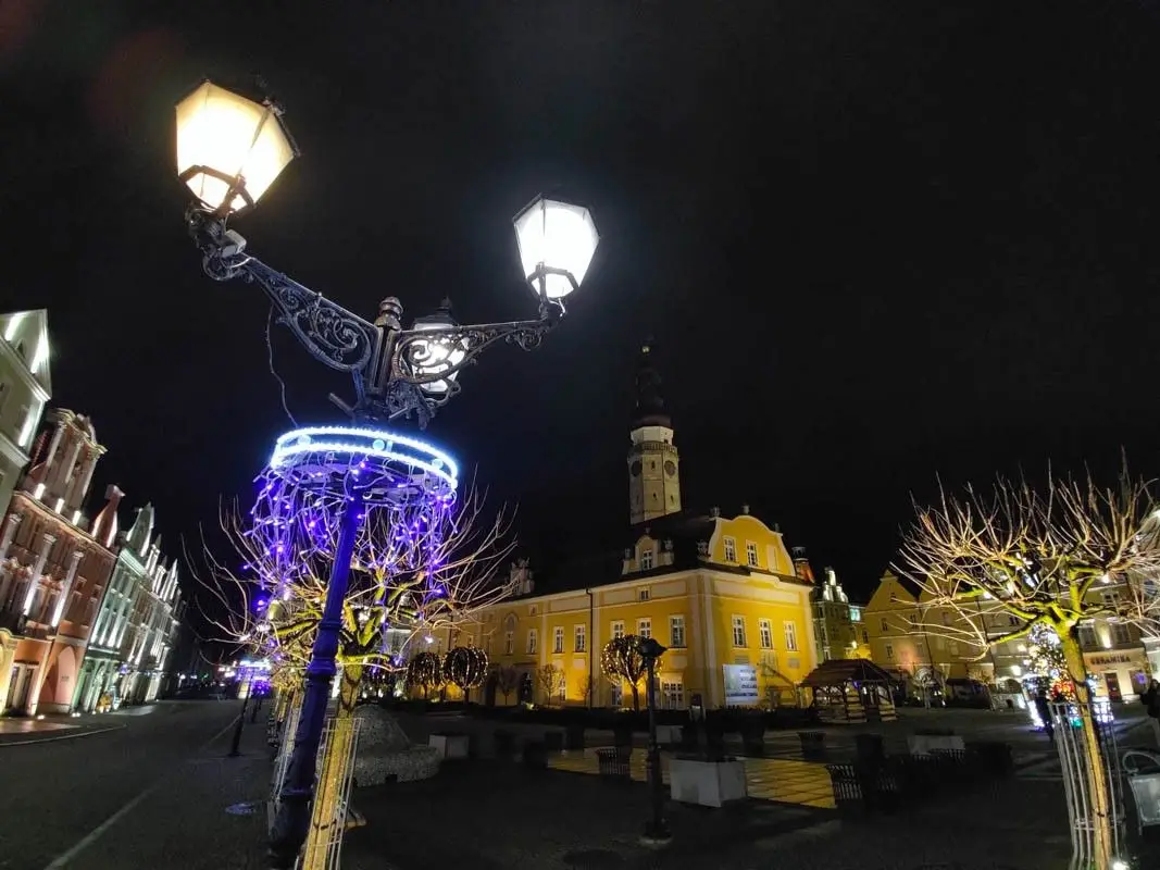 Святкові прикраси на площі в Bolesławiec