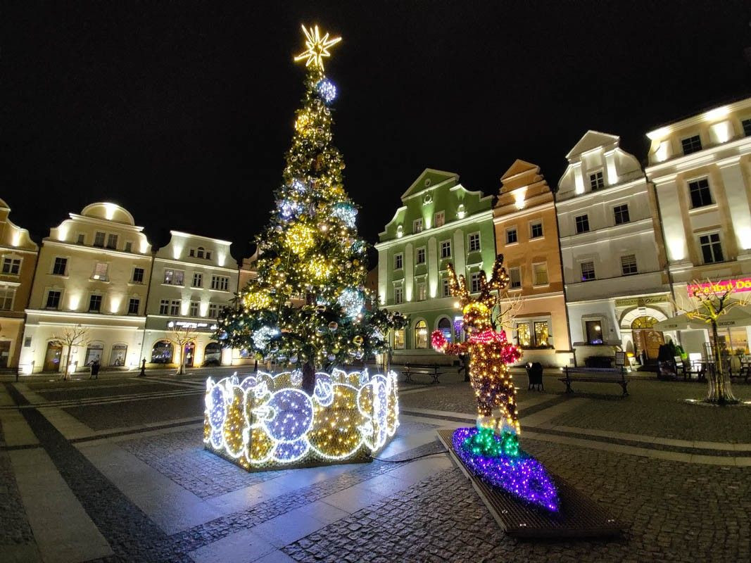 Świąteczne ozdoby na bolesławieckim rynku