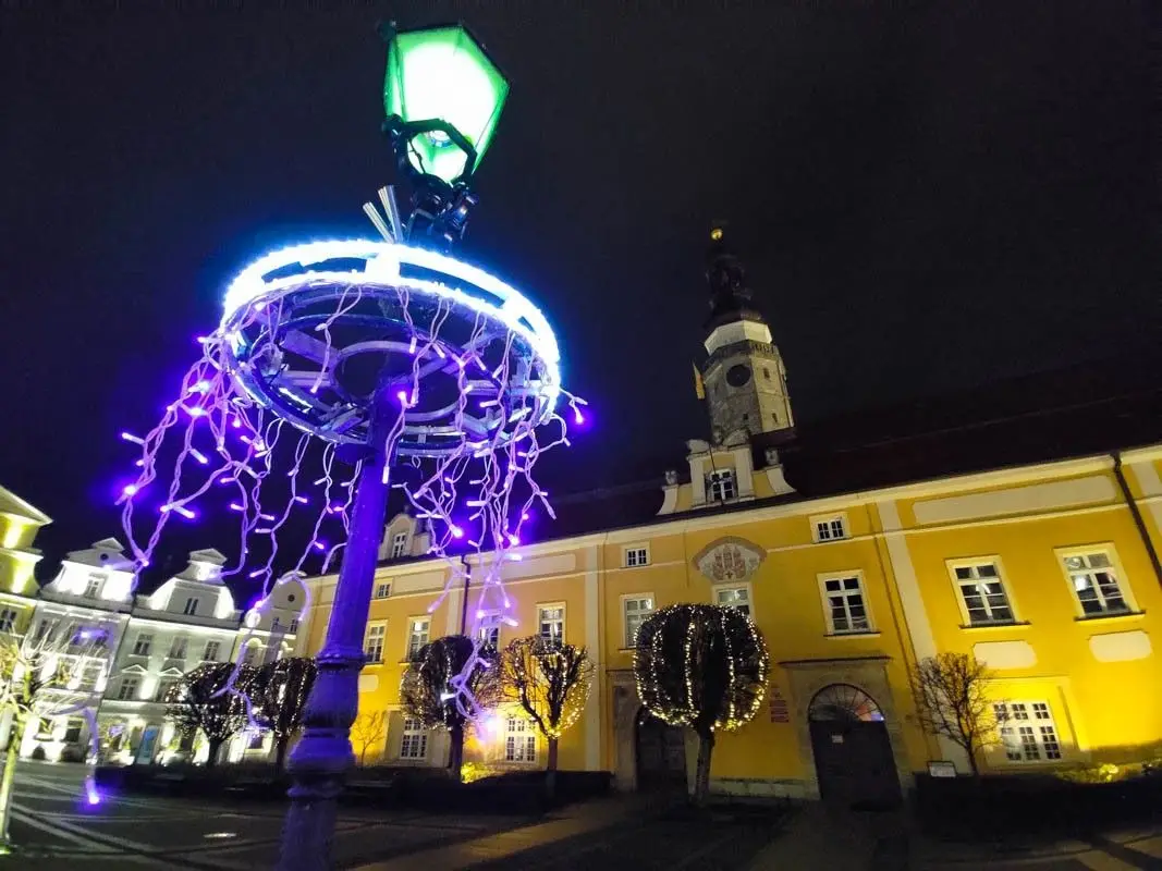 Святкові прикраси на площі в Bolesławiec