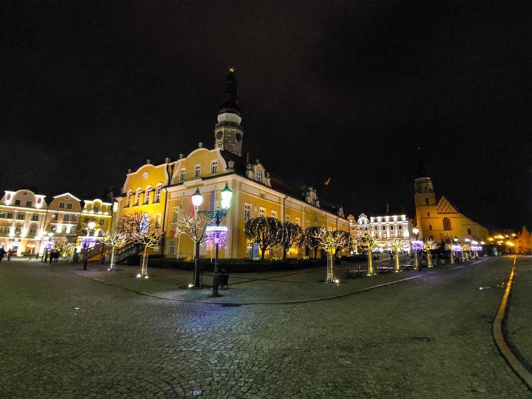 Świąteczne ozdoby na bolesławieckim rynku