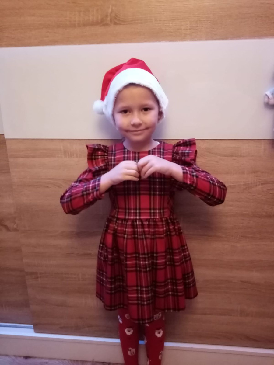 zdj. 6 dziewczynka wysyła serce Konkurs Marpolu na najlepszą stylizację świąteczną!