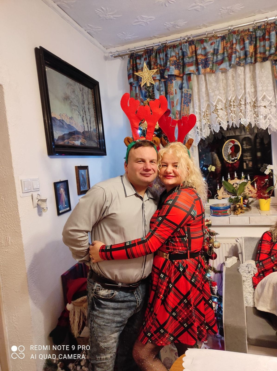 zdj. 7 para (kobieta blondynka) Konkurs Marpolu na najlepszą stylizację świąteczną!