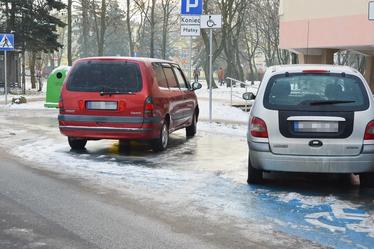 Oblodzony parking na Łukasiewicza