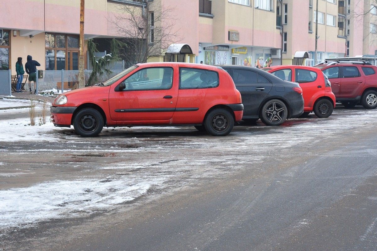 Oblodzony parking na Łukasiewicza