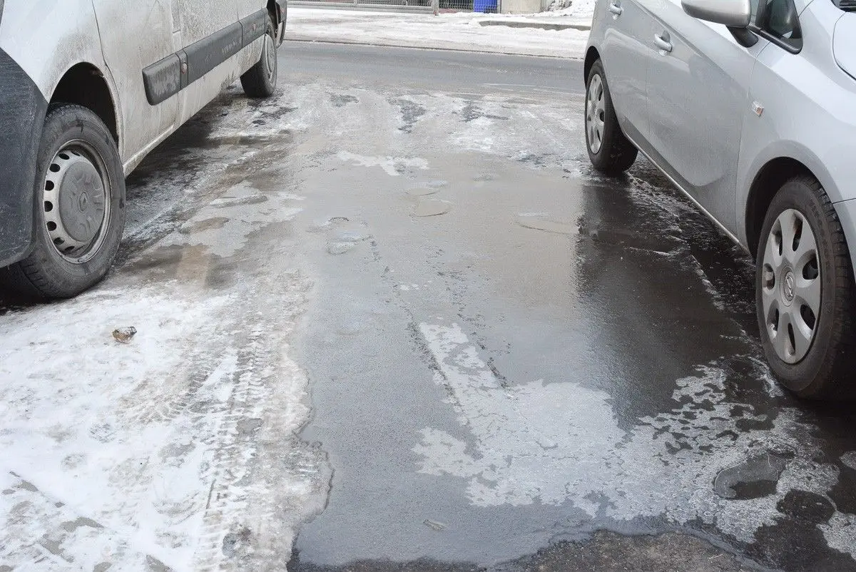 Oblodzony parking na Łukasiewicza