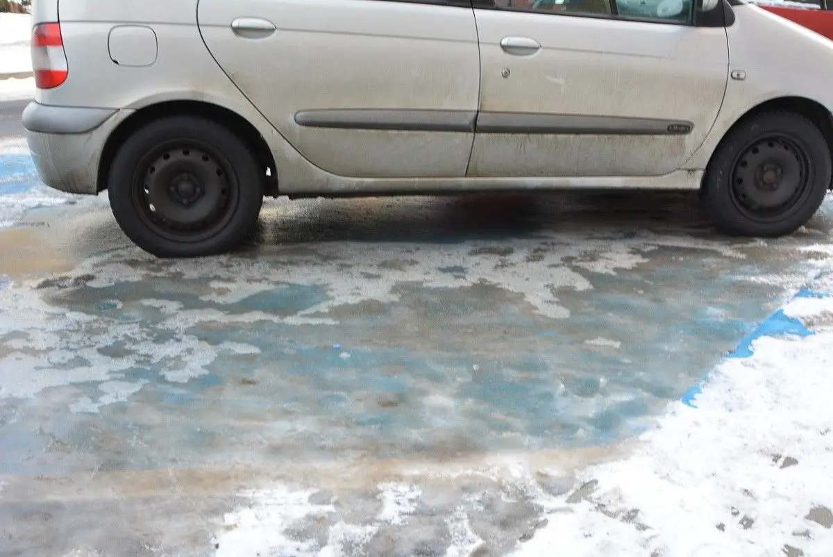 Oblodzony parking na Łukasiewicza