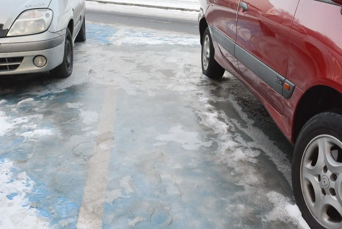 Oblodzony parking na Łukasiewicza