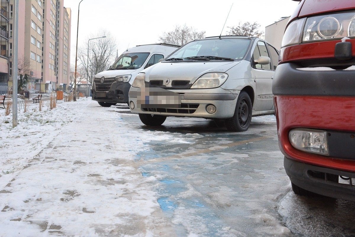 Oblodzony parking na Łukasiewicza