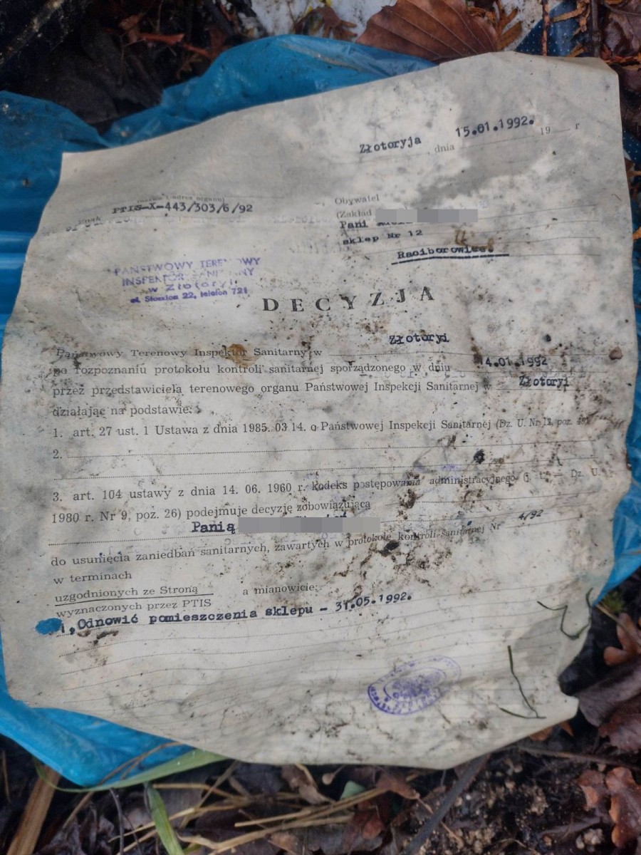 Śmieci na drodze między Żeliszowem a Raciborowicami