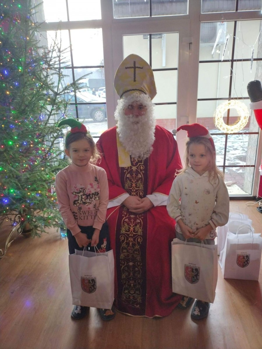 Święty Mikołaj z powiatu bolesławieckiego odwiedził ukraińskie dzieci