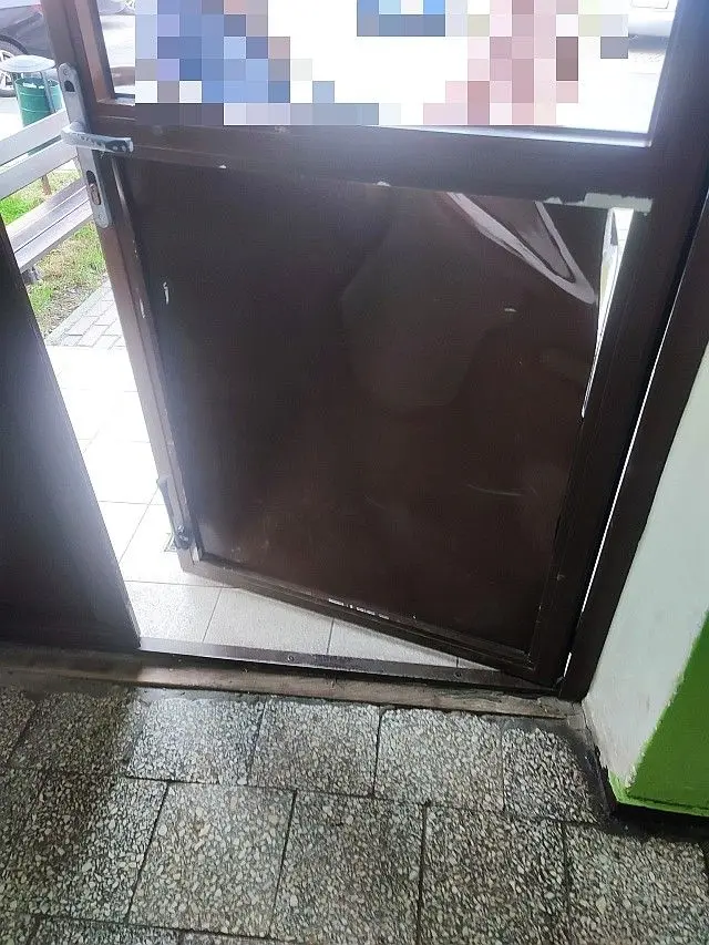 Zdemolowane drzwi w bloku przy Małachowskiego