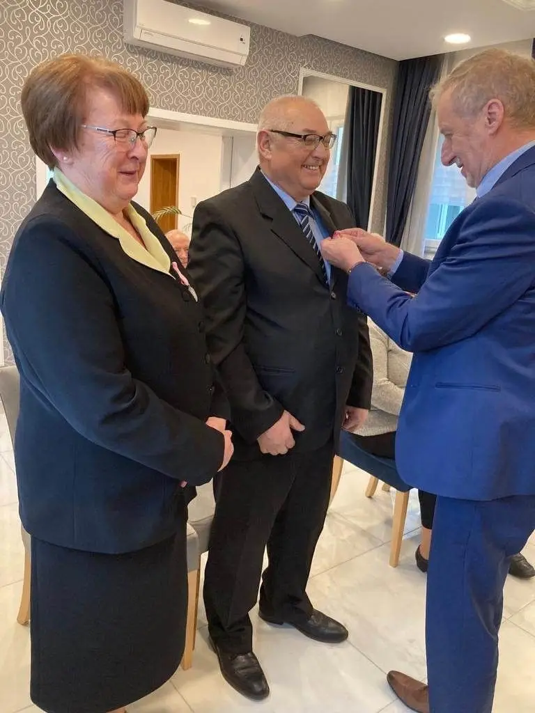 Siedem par z gminy Osiecznica uhonorowanych przez prezydenta Andrzeja Dudę