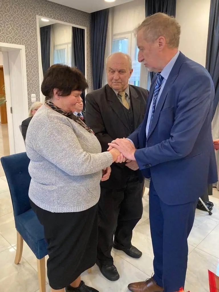 Siedem par z gminy Osiecznica uhonorowanych przez prezydenta Andrzeja Dudę