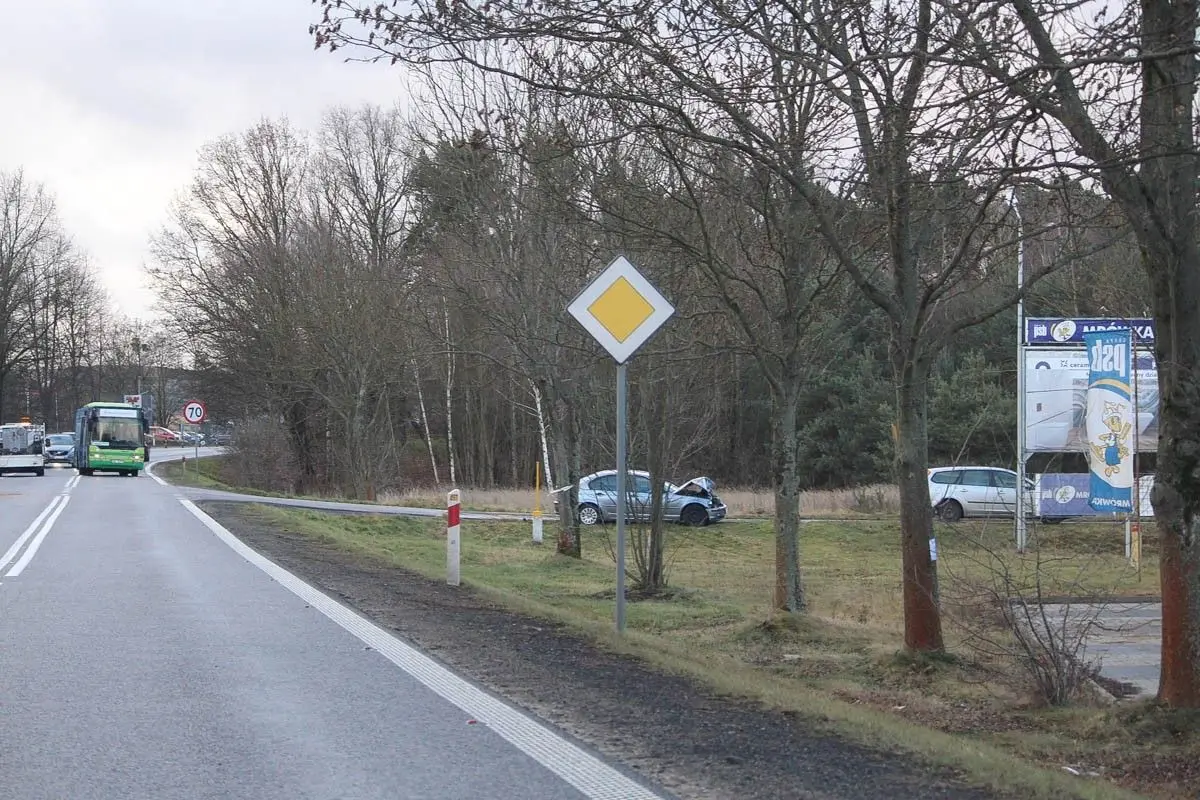 Kolizja BMW z Fordem koło Mrówki
