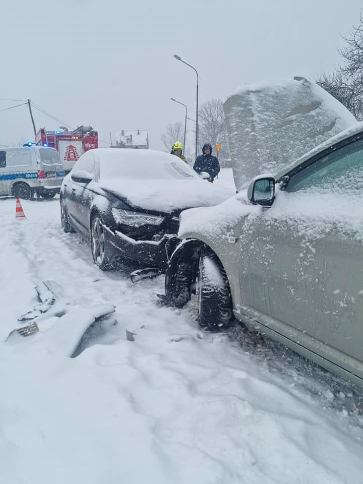 Czołowe zderzenie Toyoty z Audi