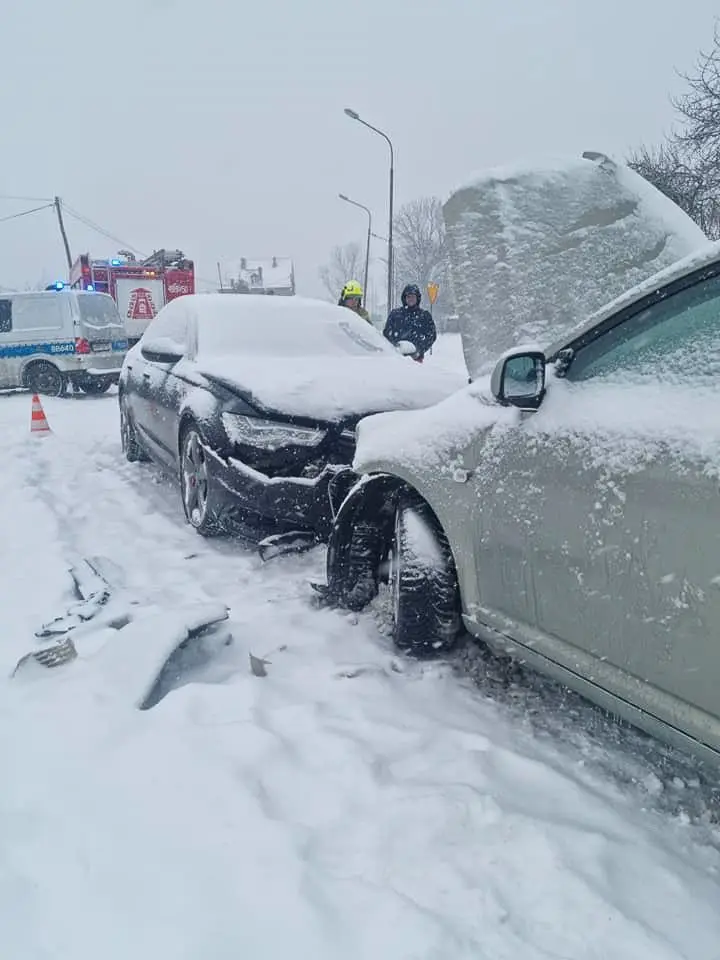Czołowe zderzenie Toyoty z Audi