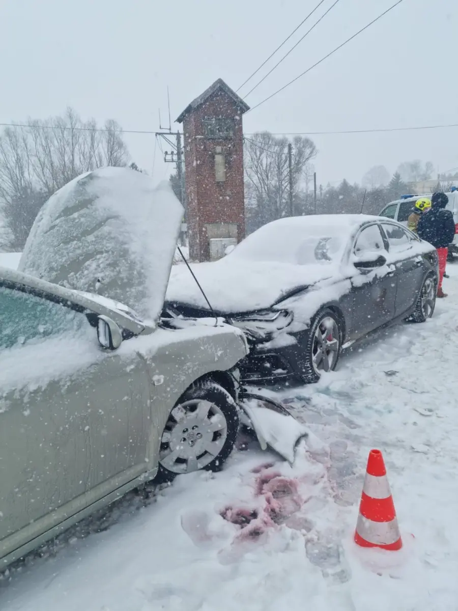 Czołowe zderzenie Toyoty z Audi