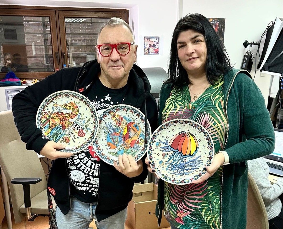 Wyjątkowa kolekcja talerzy z grafikami Jurka Owsiaka powstała w Manufakturze w Bolesławcu