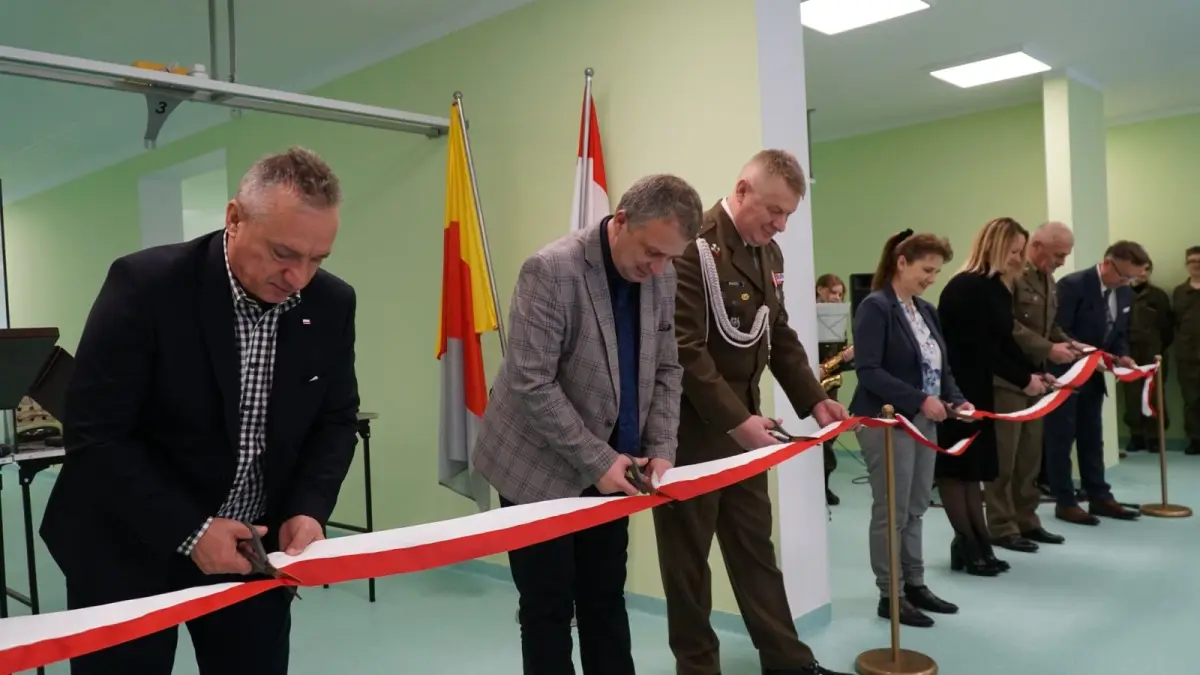 Otwarcie strzelnicy pneumatycznej w II Liceum Ogólnokształcącym w Bolesławcu
