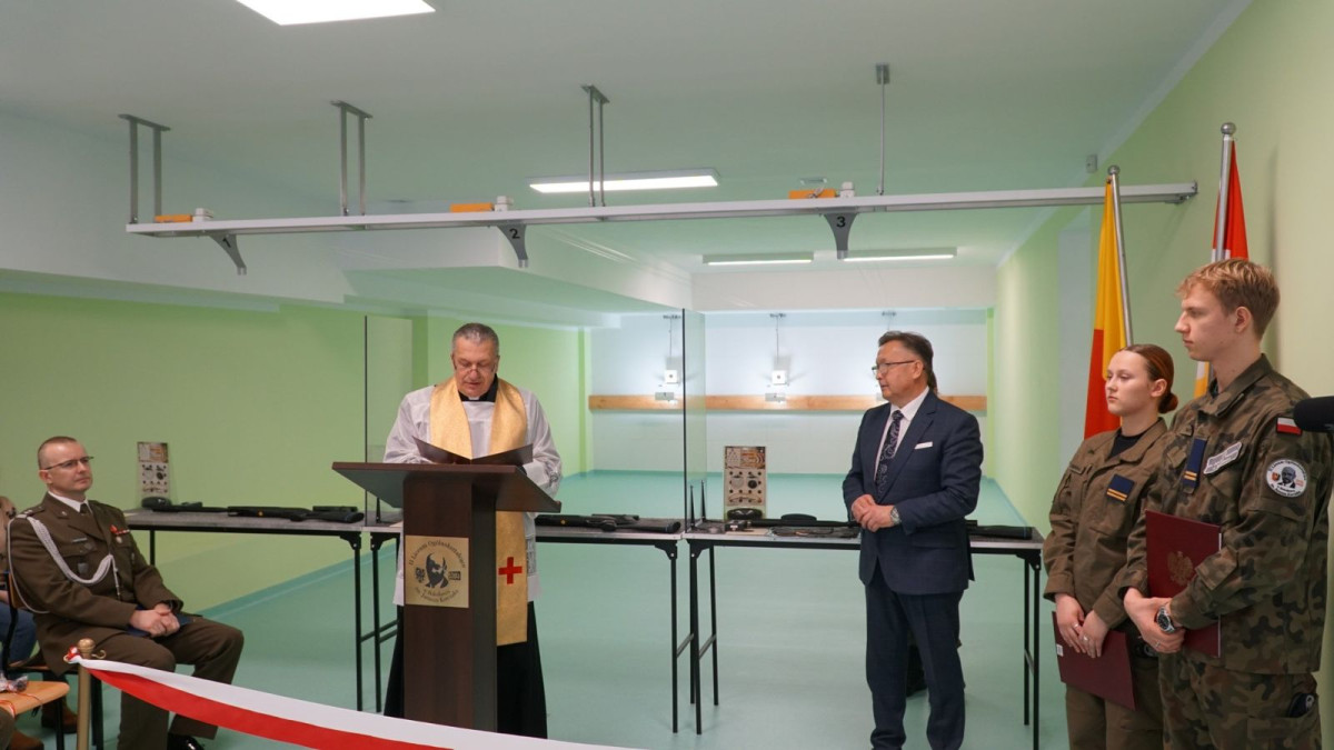 Otwarcie strzelnicy pneumatycznej w II Liceum Ogólnokształcącym w Bolesławcu