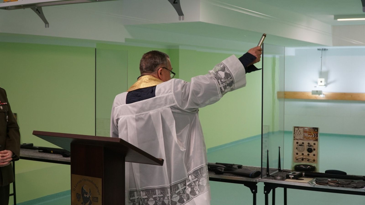 Otwarcie strzelnicy pneumatycznej w II Liceum Ogólnokształcącym w Bolesławcu