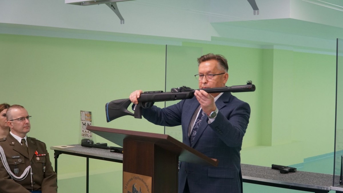 Otwarcie strzelnicy pneumatycznej w II Liceum Ogólnokształcącym w Bolesławcu