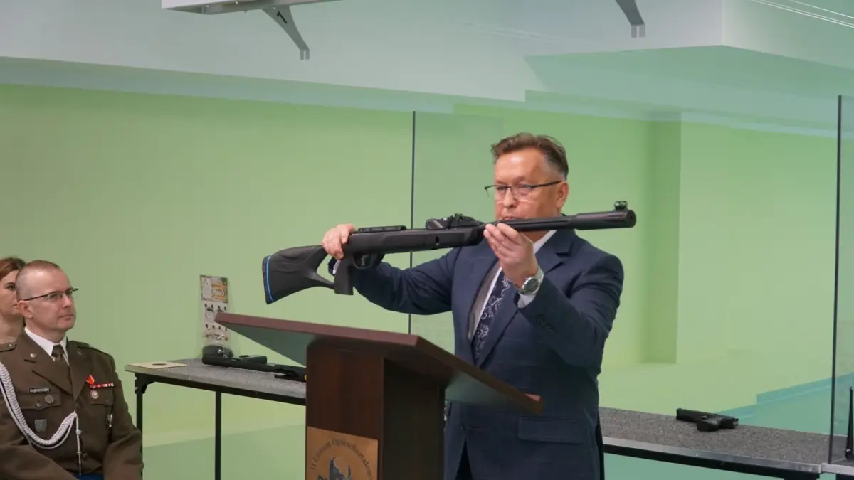 Otwarcie strzelnicy pneumatycznej w II Liceum Ogólnokształcącym w Bolesławcu