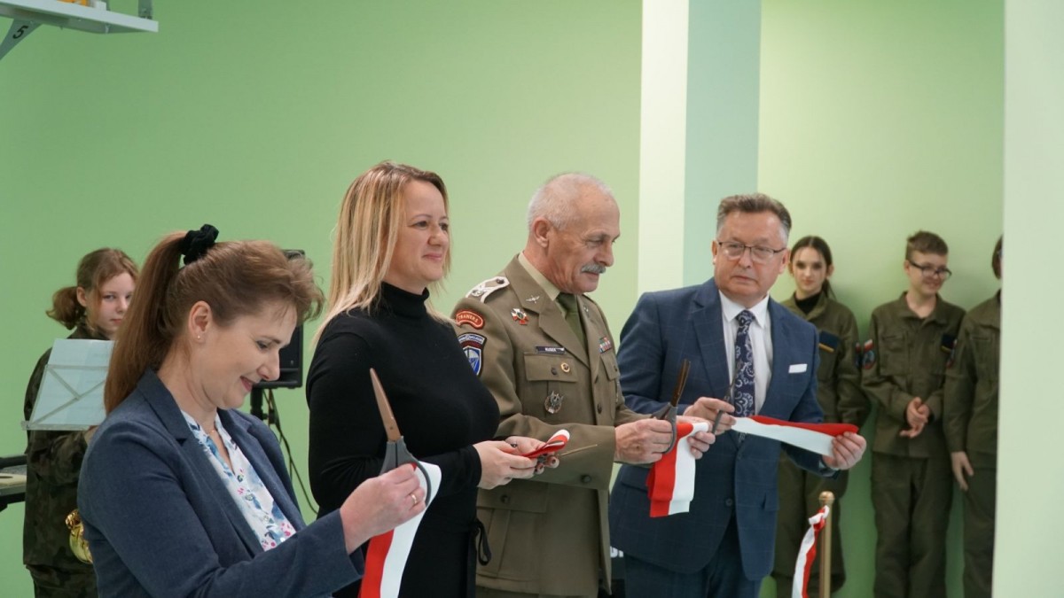 Otwarcie strzelnicy pneumatycznej w II Liceum Ogólnokształcącym w Bolesławcu