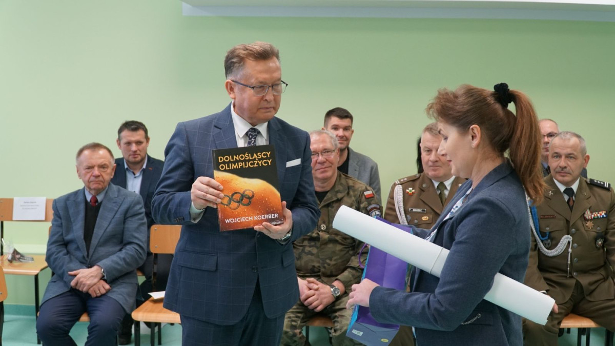 Otwarcie strzelnicy pneumatycznej w II Liceum Ogólnokształcącym w Bolesławcu