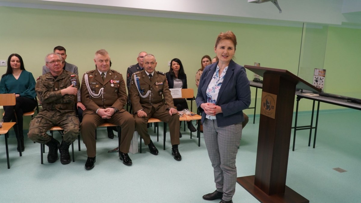 Otwarcie strzelnicy pneumatycznej w II Liceum Ogólnokształcącym w Bolesławcu