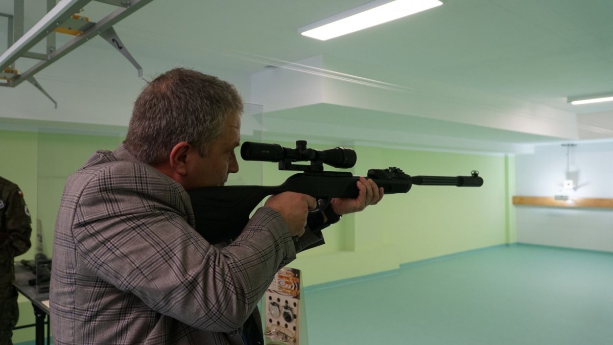 Otwarcie strzelnicy pneumatycznej w II Liceum Ogólnokształcącym w Bolesławcu