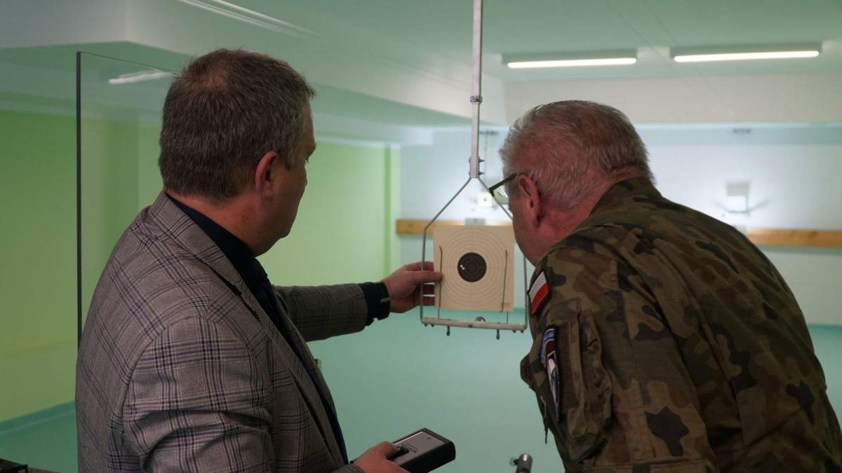 Otwarcie strzelnicy pneumatycznej w II Liceum Ogólnokształcącym w Bolesławcu