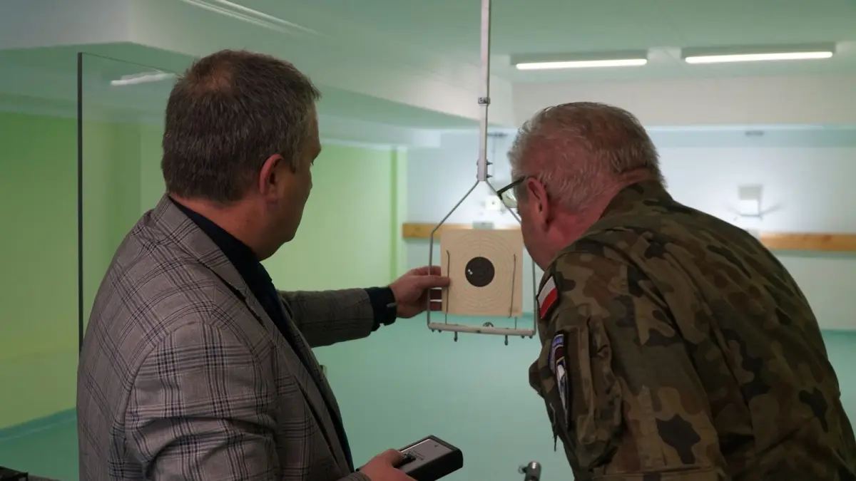 Otwarcie strzelnicy pneumatycznej w II Liceum Ogólnokształcącym w Bolesławcu