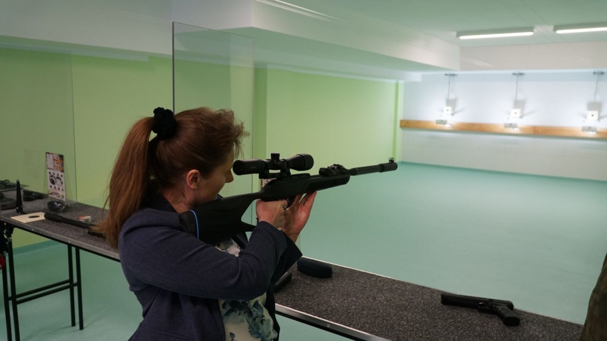 Otwarcie strzelnicy pneumatycznej w II Liceum Ogólnokształcącym w Bolesławcu