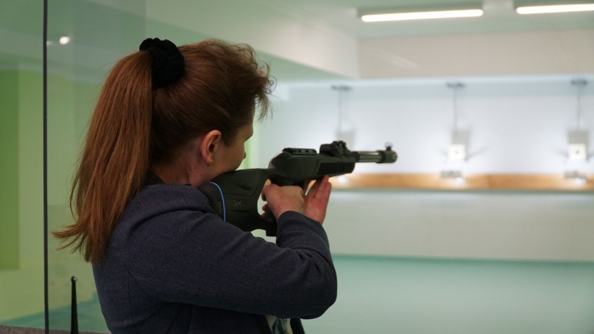 Otwarcie strzelnicy pneumatycznej w II Liceum Ogólnokształcącym w Bolesławcu