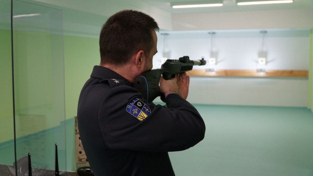 Otwarcie strzelnicy pneumatycznej w II Liceum Ogólnokształcącym w Bolesławcu