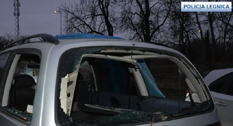 Rozbite szyby i przedmioty, których używał wandal