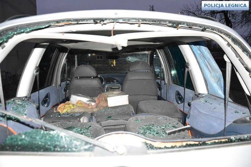 Rozbite szyby i przedmioty, których używał wandal