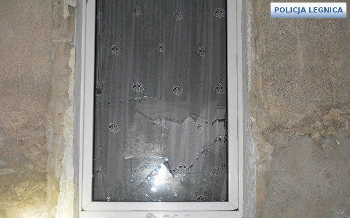 Rozbite szyby i przedmioty, których używał wandal